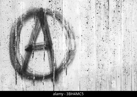 Symbol der Anarchie, gemalt auf einer grungy Betonwand. Ideal für Konzepte und Hintergründe Stockfoto
