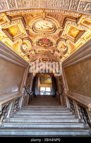 Venedig, Italien - 6. Februar 2025: Scala dei Giganti (Riesentreppe) im Dogenpalast (Palazzo Ducale) in Venedig, Italien Stockfoto