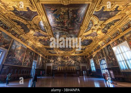 Venedig, Italien - 6. Februar 2025: Kammer des Großen Rates (Sala del Maggior Consiglio) im Dogenpalast (Palazzo Ducale) in Venedig Stockfoto