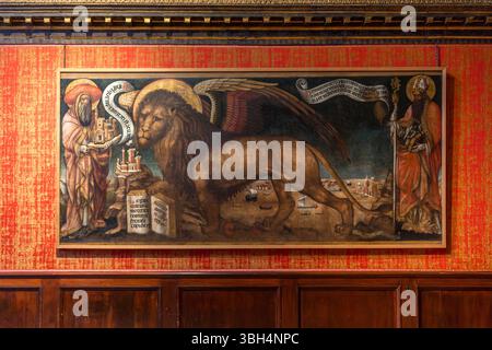 Venedig, Italien - 6. Februar 2025: Gemälde mit dem Löwen des Heiligen Markus, dem Symbol der Stadt Venedig. Stockfoto