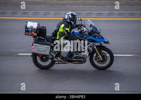 Santaquin, UT - 8. Juni: Ein Motorradfahrer fährt am 8. Juni 2025 auf der Interstate 15 in der Nähe von Santaquin, Utah, mit einem BMW Adventure-Tourenrad in Richtung Norden. Stockfoto