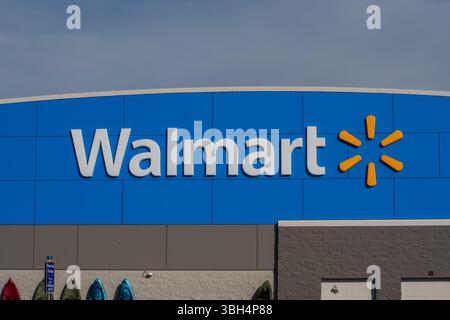 SPANISH FORK, UTAH, USA - 8. JUNI 2025: Außenansicht des Walmart Storefront. Am 2. Juli 1962 eröffnete Sam Walton den ersten Walmart-Laden in Rogers, AR. Stockfoto