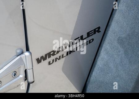 SPRINGVILLE, UT – 8. JUNI 2025: Aufkleber „Wrangler Unlimited“ auf Jeep Wrangler Unlimited. Das Modell ist für seine starke Geländegängigkeit bekannt. Stockfoto