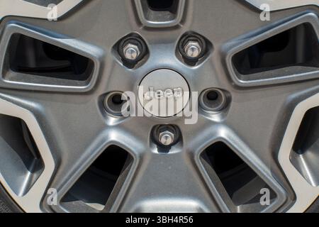SPRINGVILLE, UT – 8. JUNI 2025: Nahaufnahme eines Reserverads an einem Jeep Wrangler Unlimited in Springville, Utah, mit dem legendären Jeep-Logo in der Mitte. Stockfoto