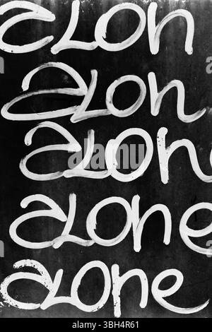 Nur ein Wort auf schwarzer Grungy-Wand geschrieben. Es kann als Poster, Tapete, Design-T-Shirts und vieles mehr verwendet werden Stockfoto