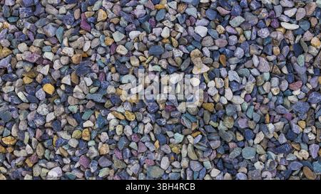 Hintergrund von farbigen kleinen Kieselsteinen mit kühlen Tönen Stockfoto