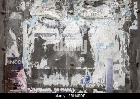 Abstrakte Grunge Papierstruktur, gerissener Poster Hintergrund. Zerrissene Werbung Stockfoto