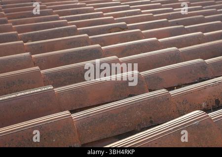 Nahaufnahme der roten Lehm-Dachziegel. Hintergrund des alten Dachs Stockfoto