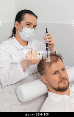 Alopezie. Mann Haarausfall verbessern Wachstumsbehandlung Regeneration, Dermapen Mikroneedling Vitamin Exosomen Spritzen Injektionen. Trichologe Kosmetologe Arzt KopfKopfKopfhautverfahren fraktionelle Mesotherapie Stockfoto