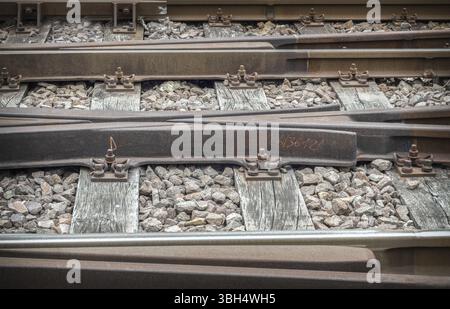 Eisenbahngleis auf Schotterdamm. Altmodischer Modus Stockfoto