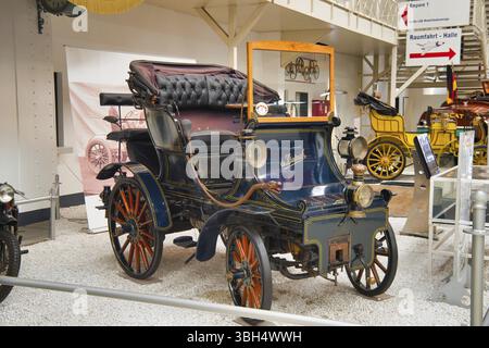 SPEYER, DEUTSCHLAND - OKTOBER 2022: Blauer Daimler Riemenwagen 1895 Retrowagen im Technikmuseum Speyer Stockfoto