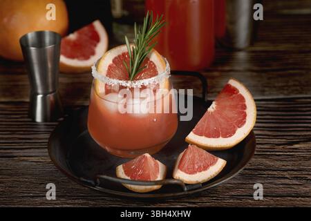 Cocktail Tequila frischer Grapefruitsaft kombiniert mit Rosmarin. Ein festliches Getränk ist ideal für Brunch, Partys und Feiertage Stockfoto