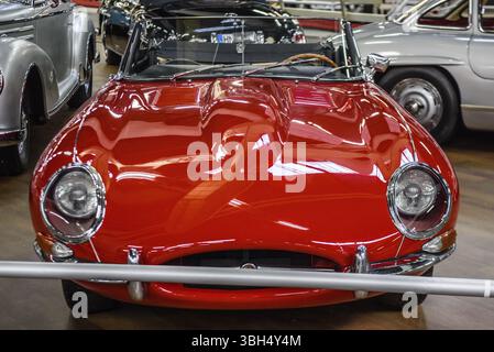 SINSHEIM, DEUTSCHLAND - MAI 2022: Rotes Jaguar E-Type Cabrio 1963 270ps Stockfoto