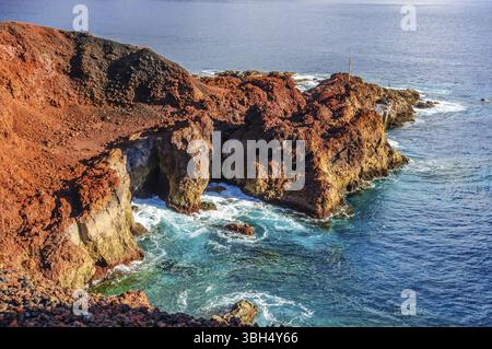 Steine auf die Nordwestküste von Teneriffa in der Nähe von Punto Teno Leuchtturm, Kanarische Inseln Stockfoto