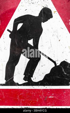 Alten Baustellen zu unterzeichnen, im Bau. Grunge Warnung rot Verkehrszeichen, Dreiecksform mit rotem Rand, arbeiten Menschen, die isoliert auf weißem Hintergrund Stockfoto