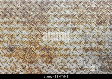 Stahlboden für Hintergrund oder Textur. Vorderansicht einer rostigen Platte mit rutschfester Oberfläche Stockfoto