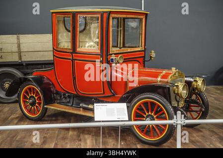 SINSHEIM, DEUTSCHLAND - MAI 2022: Red Brasier City Coupé 1908 11ps Stockfoto