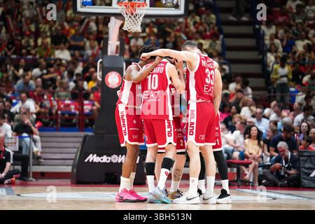 Mailand, Italien. Juni 2025. Olimpia Milano während der Playoff - Halbfinale - EA7 Emporio Armani Milano vs Virtus Segafredo Bologna, Italian Basketball Series A Match in Mailand, Italien, 07. Juni 2025 Credit: Independent Photo Agency/Alamy Live News Stockfoto