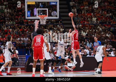 Mailand, Italien. Juni 2025. Nikola Mirotic (EA7 Emporio Armani Olimpia Milano) während der Playoff - Halbfinale - EA7 Emporio Armani Milano vs Virtus Segafredo Bologna, italienische Basketball Serie A Spiel in Mailand, Italien, 07. Juni 2025 Credit: Independent Photo Agency/Alamy Live News Stockfoto