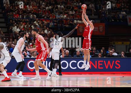 Mailand, Italien. Juni 2025. Nikola Mirotic (EA7 Emporio Armani Olimpia Milano) während der Playoff - Halbfinale - EA7 Emporio Armani Milano vs Virtus Segafredo Bologna, italienische Basketball Serie A Spiel in Mailand, Italien, 07. Juni 2025 Credit: Independent Photo Agency/Alamy Live News Stockfoto