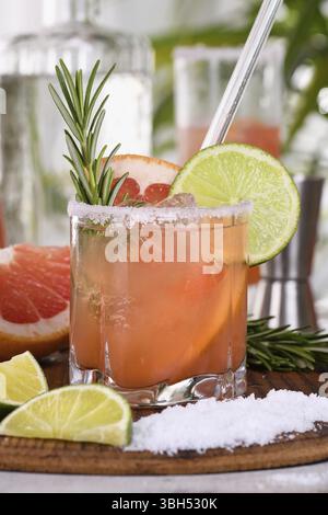 Cocktail Pink Paloma, zubereitet aus dem Saft frisch gepresster roter Grapefruit, Limette, silbernem Tequila. Erfrischender Bio-Cocktail Stockfoto