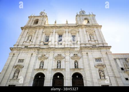 Hauptfassade des Klosters Sao Vicente de Fora in Alfama, Lissabon, eines der wichtigsten Klöster des Landes. Das Kloster enthält das Ro Stockfoto