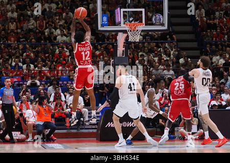 Mailand, Italien. Juni 2025. Armoni Brooks (EA7 Emporio Armani Olimpia Milano) während der Playoff - Halbfinale - EA7 Emporio Armani Milano vs Virtus Segafredo Bologna, italienische Basketball Serie A Spiel in Mailand, Italien, 07. Juni 2025 Credit: Independent Photo Agency/Alamy Live News Stockfoto