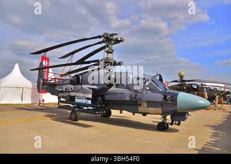 Moskau, Russland - 23 AUG 2015: kampfhubschrauber Ka-52 Alligator am 12. MAKS-2015 Internationalen Luft- und Raumfahrtmesse am 28. August 2015 präsentiert Stockfoto