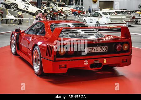 SINSHEIM, DEUTSCHLAND - MAI 2022: Red Ferrari F40 1989 478ps Sportwagen Rückansicht Stockfoto