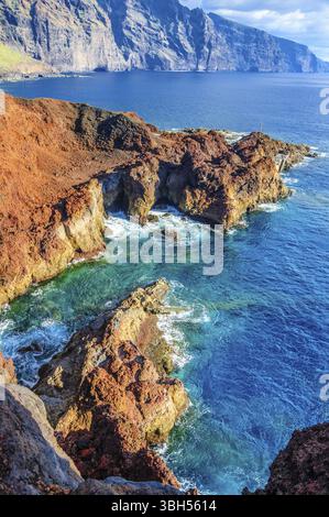 Steine auf die Nordwestküste von Teneriffa in der Nähe von Punto Teno Leuchtturm, Kanarische Inseln Stockfoto