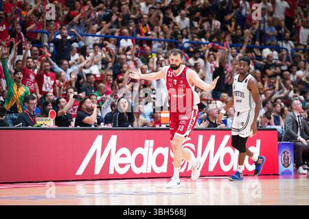 Mailand, Italien. Juni 2025. Nikola Mirotic (EA7 Emporio Armani Olimpia Milano) während der Playoff - Halbfinale - EA7 Emporio Armani Milano vs Virtus Segafredo Bologna, italienische Basketball Serie A Spiel in Mailand, Italien, 07. Juni 2025 Credit: Independent Photo Agency/Alamy Live News Stockfoto