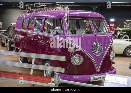 SINSHEIM, DEUTSCHLAND - MAI 2022: Pink violett violett Volskwagen VW Bus T1 1866 48PS Stockfoto