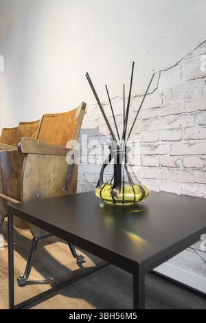 Aromatischer Lufterfrischer auf schwarzem Tisch. Design. Eleganz Stockfoto