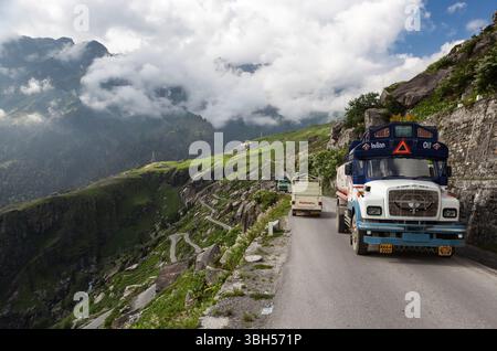Manali, Indien - 4. September 2013: Indische Lkw auf dem Weg zum Rohtang Pass in Himachal Pradesh, Indien. Stockfoto