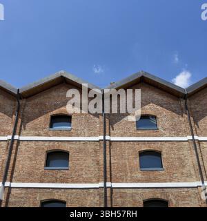 Klassische Fassade aus rotem Backstein in Vintage-Architektur. Vorderansicht, Nahaufnahme Stockfoto