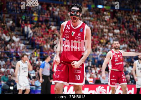 Mailand, Italien. Juni 2025. Leandro Bolmaro (EA7 Emporio Armani Olimpia Milano) während der Playoff - Halbfinale - EA7 Emporio Armani Milano vs Virtus Segafredo Bologna, italienische Basketball Serie A Spiel in Mailand, Italien, 07. Juni 2025 Credit: Independent Photo Agency/Alamy Live News Stockfoto
