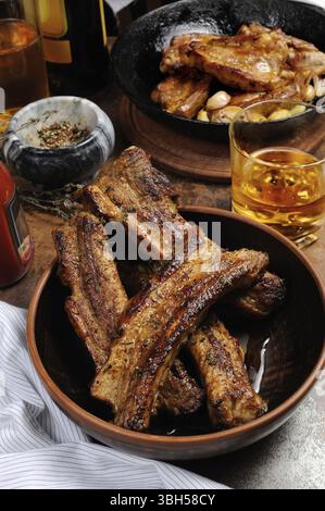 Frittierte scharfe Schweinerippchen mit Bier und Ketchup. Vertikale Aufnahme Stockfoto