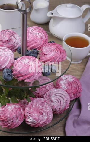 Hausgemachter Beeren-Marshmallow (Zephyr) aus klarem Glas-Kuchenständer Stockfoto