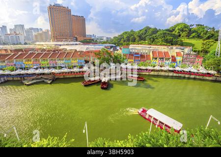 Tageslichtaufnahme des Clarke Quay im Riverside-Gebiet von Singapur, Südostasien. Bootstour auf der Skyline des Singapore River in der Sonne, Singapur, singen Stockfoto