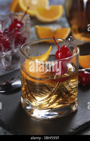 Die irische Rothaarige. Der Cocktail besteht aus Whiskey, Grenadinensirup, Soda-Wasser, Zitronen- oder Limettensaft, garniert mit Kirschgarnitur und Orangenschale Stockfoto