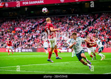 8 (DEN) – Gustav Isaksen, 15 (NIR) – Justin Devenny. Landskamp: Danmark mod Nordirland - 07.06.2025. Venskabskamp, VM-testkamp København, Danmark. Stockfoto
