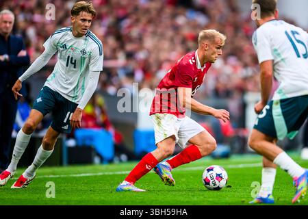 14 (NIR) - Isaac Price, 8 (DEN) - Gustav Isaksen. Landskamp: Danmark mod Nordirland - 07.06.2025. Venskabskamp, VM-testkamp København, Danmark. 7 Stockfoto