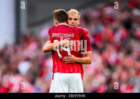 14 (DEN) - Mikkel Damsgaard krammer 8 (DEN) - Gustav Isaksen efter Scoring af Gustav. Landskamp: Danmark mod Nordirland - 07.06.2025. Venskabskamp Stockfoto