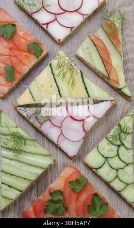 Verschiedene Gemüse-Sandwiches auf einem Tisch Stockfoto