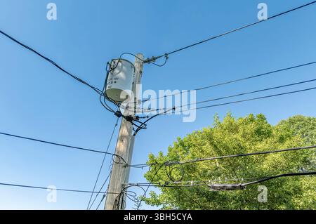 Am Stab montierter Transformator an einem Stab Stockfoto