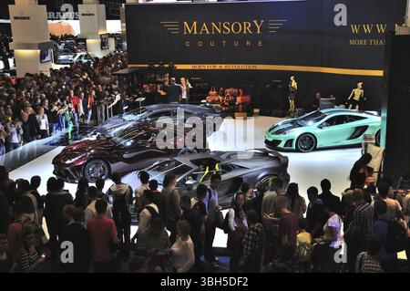 FRANKFURT - 14. SEPTEMBER: Ferrari Mansory 458 Italia und Lamborghini Aventador Carbonado von Mansory als Weltpremiere auf der 65. IAA (Internatio Stockfoto