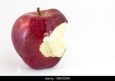Nahaufnahme eines gebissenen Apfels auf weißem Hintergrund und Kopierraum Stockfoto