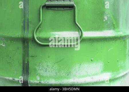 Grüne Dose. Metalldose mit grüner Farbe tropft Stockfoto