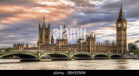 Typische Aussicht auf die Themse mit dem Westminster Tower und den Houses of Parliament. Historische Architektur in London Stockfoto