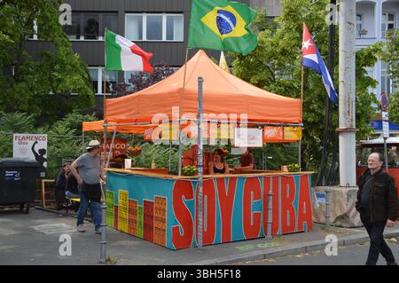 Berlin, Deutschland - 6. Juni 2025 - Karneval der Kulturen - Außenstände in Kreuzberg. (Foto: Markku Rainer Peltonen) Stockfoto